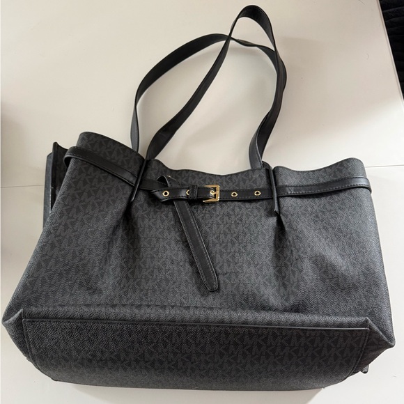 Michael Kors Emilia Large East West Bucket Tote Bag - Picture 4 of 9